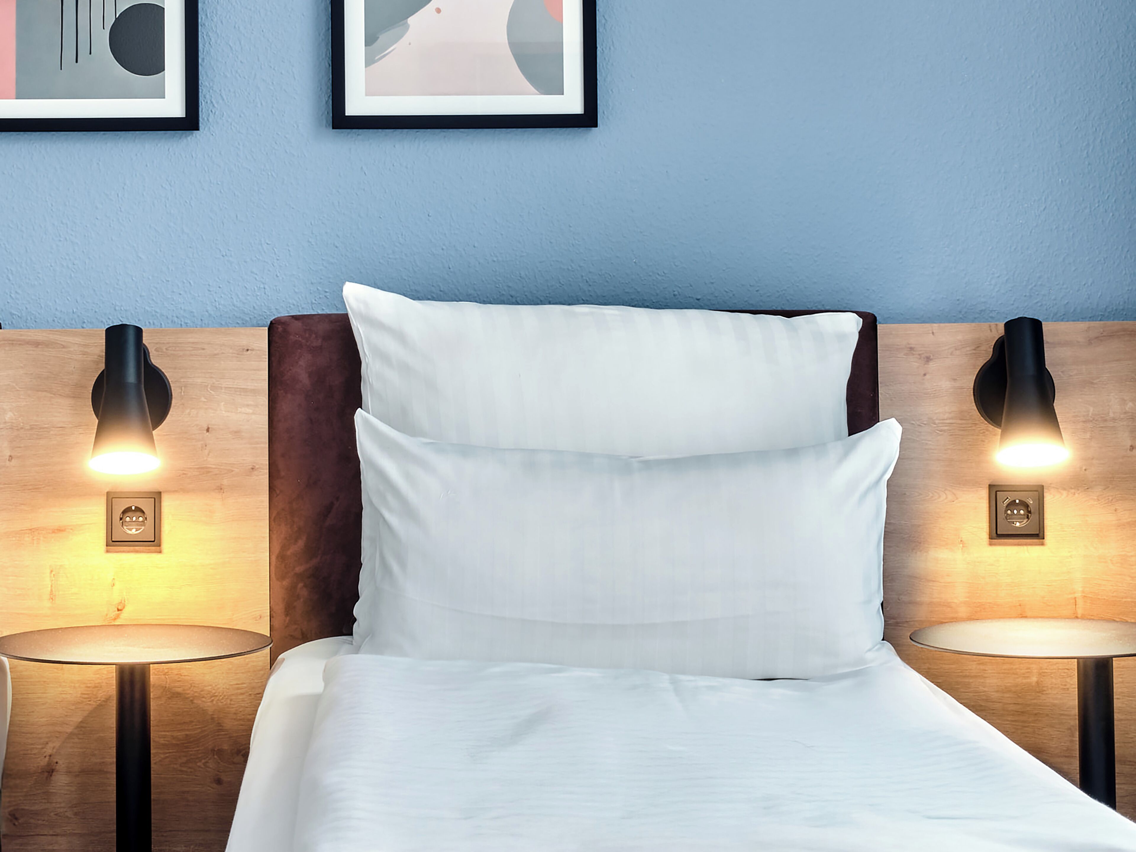 セーフティボッ  クス (室内)、デスク、遮光カーテン、防音設備