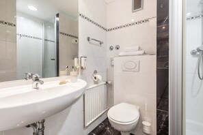 Economy Single Room | Bathroom | Shower, hair dryer, towels