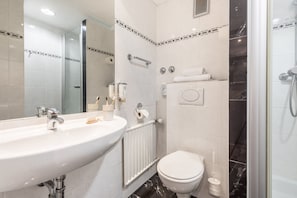 Habitación individual económica | Baño | Regadera, secadora de cabello, toallas 