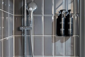 Habitación Confort | Baño | Regadera, secadora de cabello, toallas 