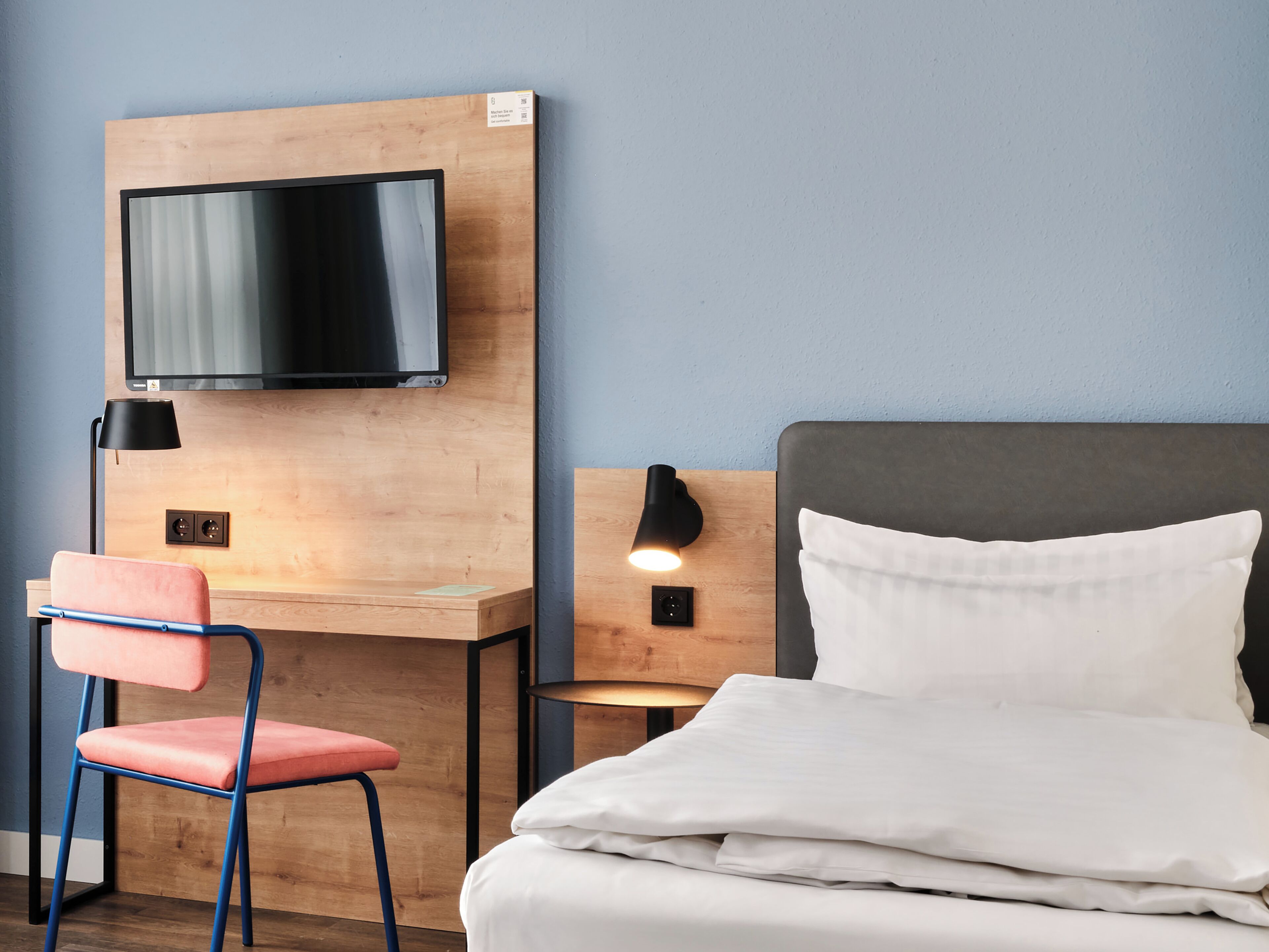 セーフティボックス (室内)、デスク、遮光カーテン、防音設備