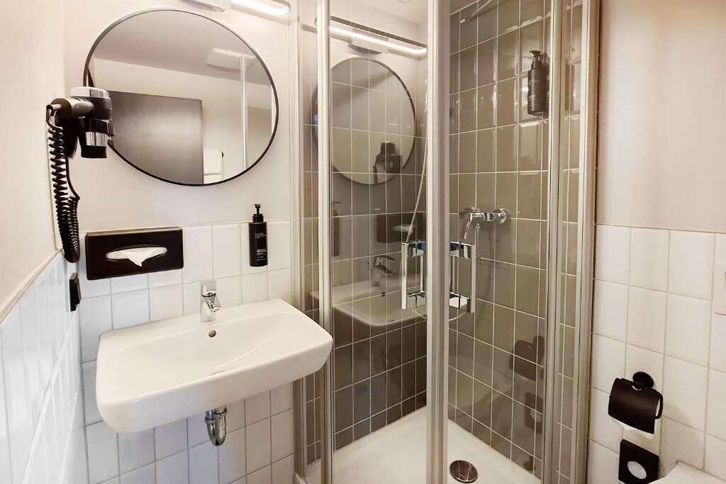 Quarto standard | Banheiro | Chuveiro, secador de cabelo, toalhas de banho 
