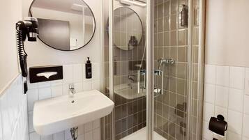 Quarto standard | Banheiro | Chuveiro, secador de cabelo, toalhas de banho