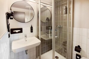 Standard Room | Bathroom | Shower, hair dryer, towels - Hotel Continental Frankfurt (Frankfurt)