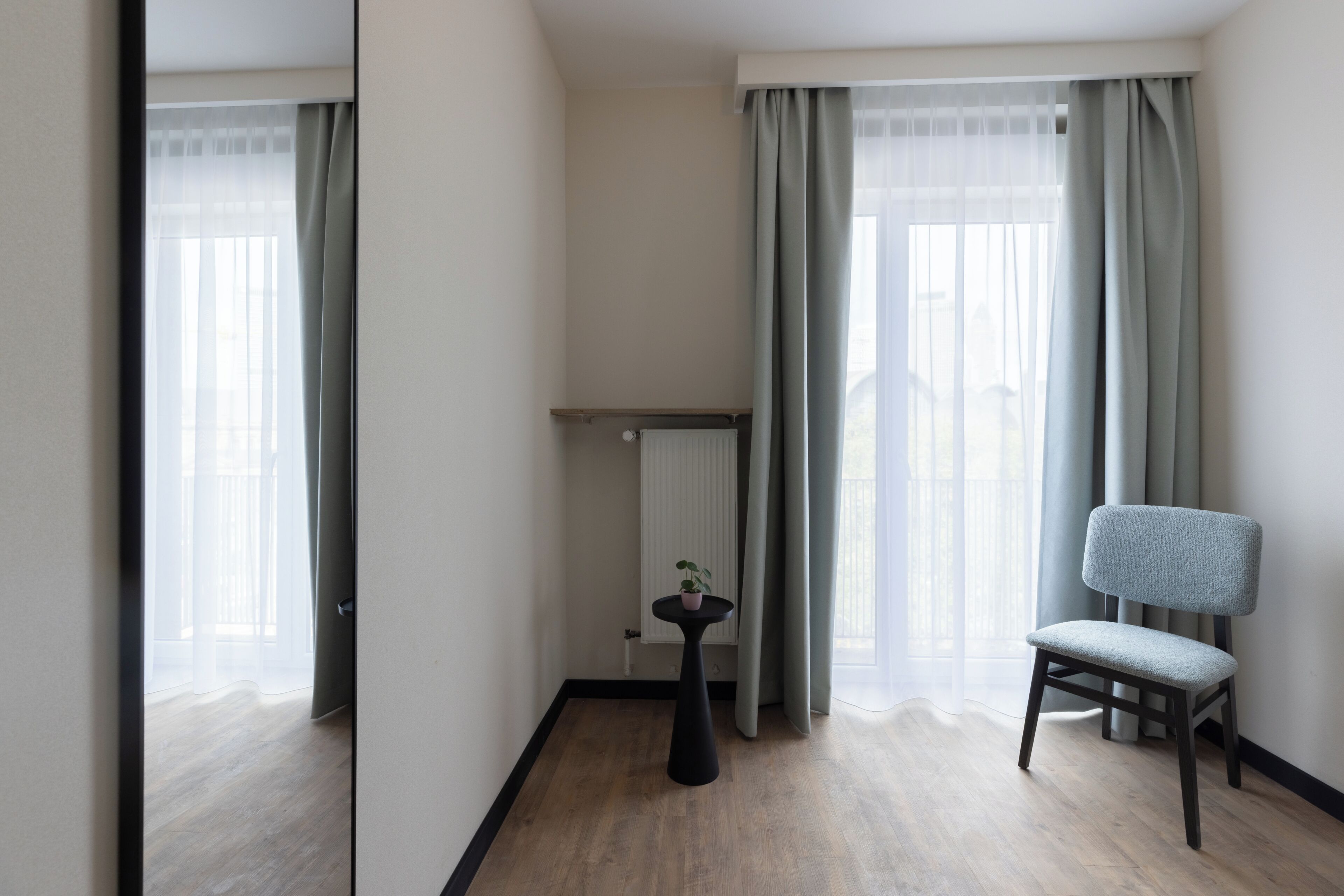 Habitación Confort | Caja fuerte, escritorio, cortinas opacas y sistema de insonorización