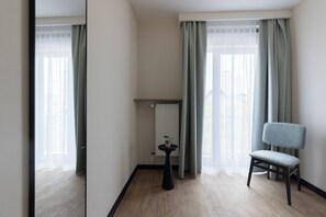 Habitación Confort | Caja de seguridad en la habitación, escritorio y cortinas blackout 