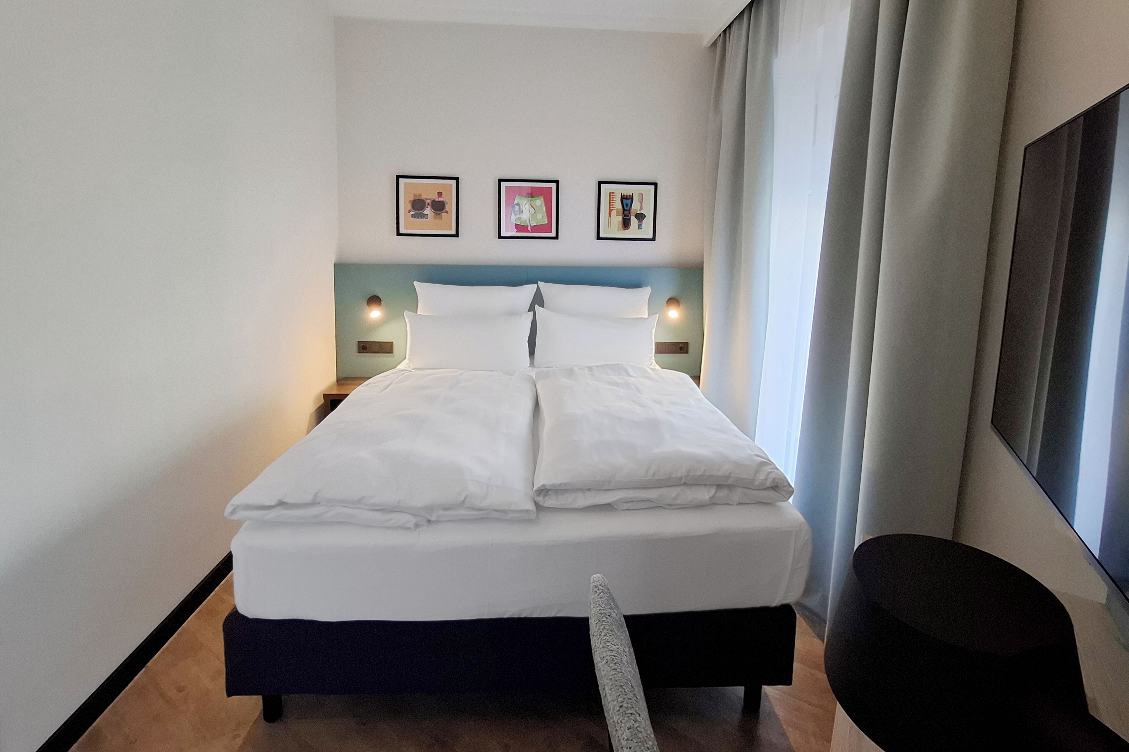 Zimmersafe, Schreibtisch, Verdunkelungsvorhänge, schallisolierte Zimmer