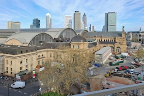 Comfort-huone | Tallelokero huoneessa, työpöytä, pimennysverhot, äänieristys