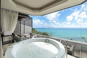 Phòng Suite Club, 1 giường cỡ king (Panoramic Ocean) | Bộ đồ giường cao cấp, minibar, két bảo mật tại phòng, bàn 