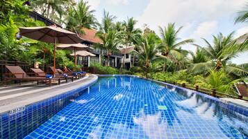 6 outdoor pools, pool umbrellas, sun loungers