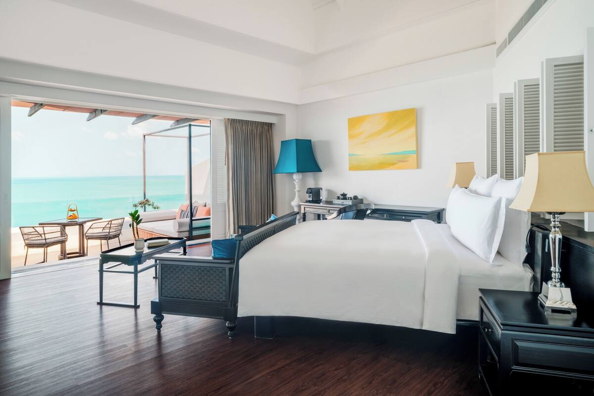 Phòng Club, 1 giường cỡ king, quang cảnh biển | Bộ đồ giường cao cấp, minibar, két bảo mật tại phòng, bàn 