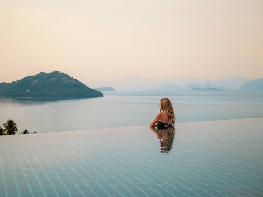 6 outdoor pools, pool umbrellas, sun loungers