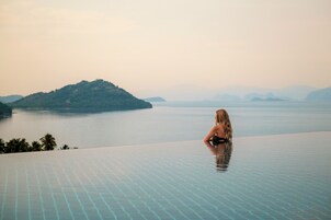 6 outdoor pools, pool umbrellas, sun loungers