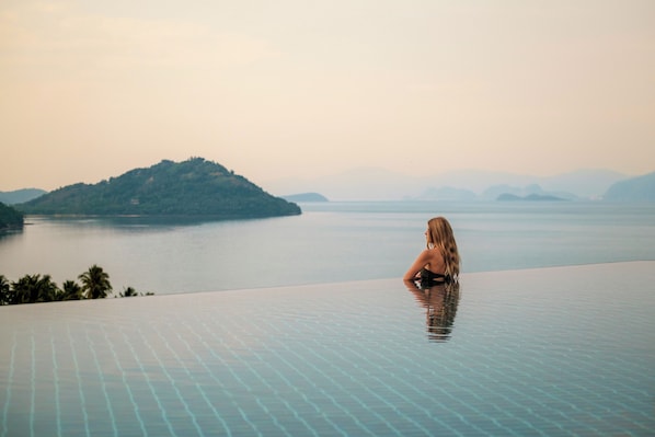 6 albercas al aire libre, sombrillas en la alberca y camastros