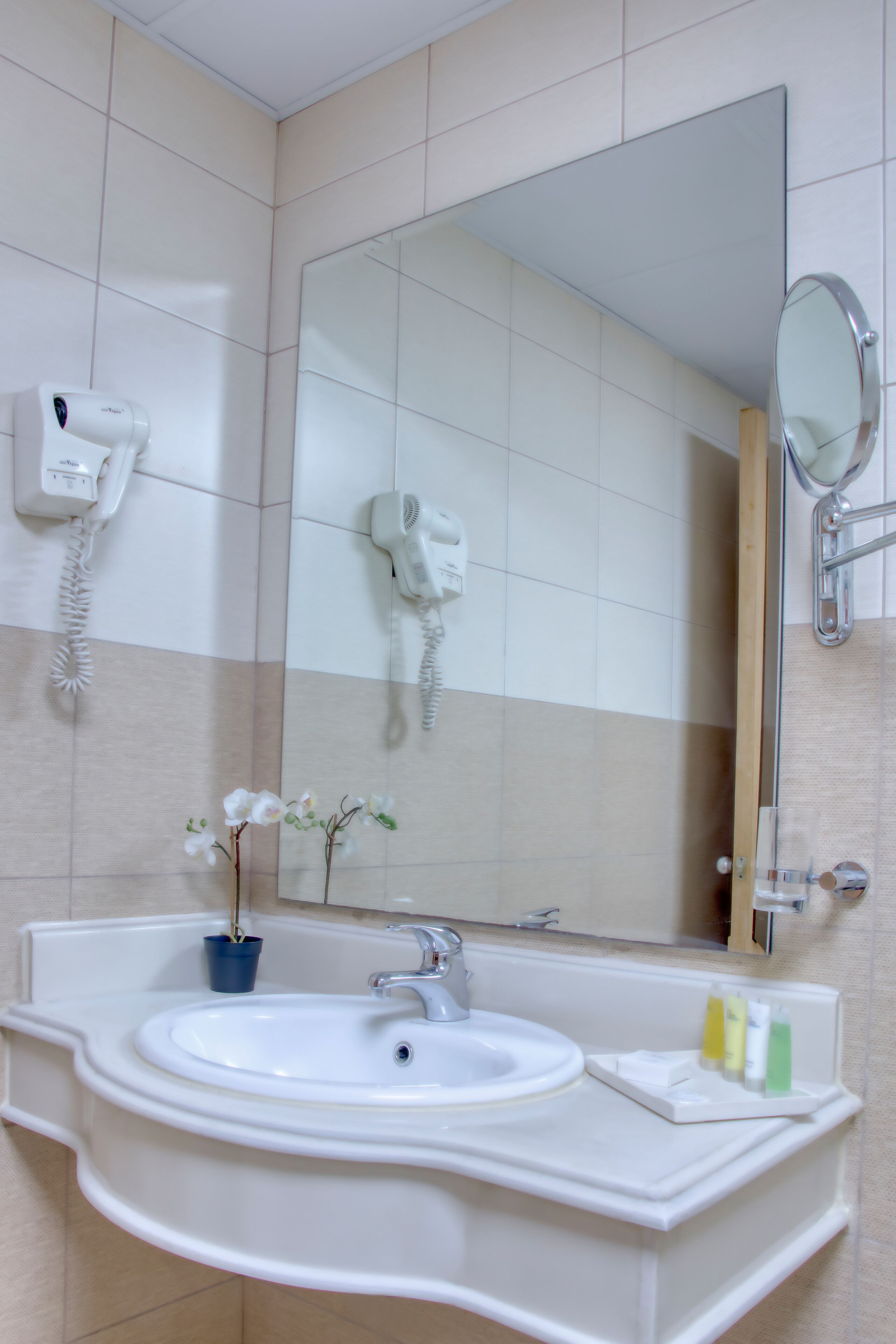 Photo - Geneva Hotel