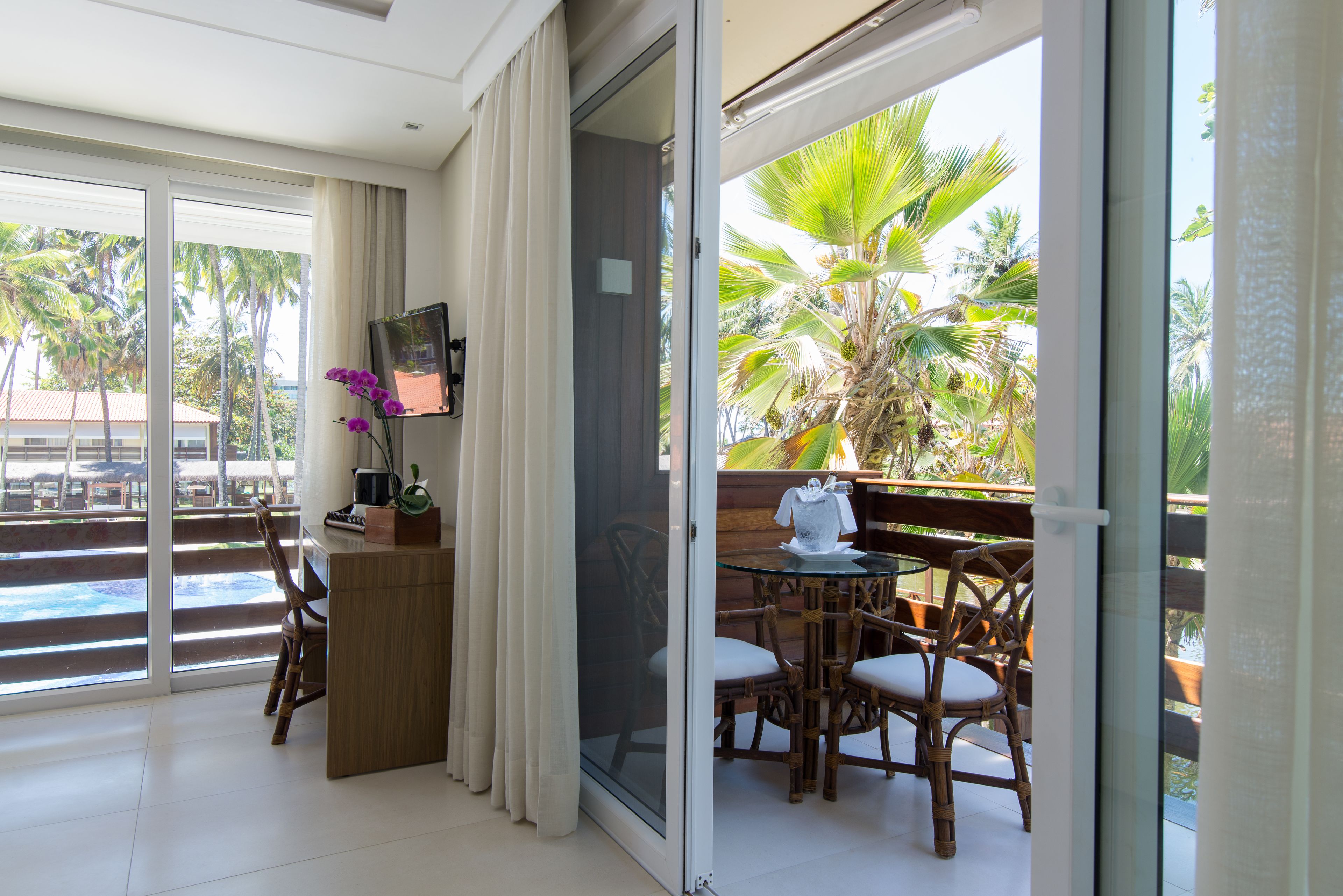 Quarto luxo, sacada | Camas com colchões pillow-top, frigobar, cofres nos quartos