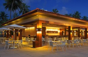 2 bars/lounges, rooftop bar, Champagne bar