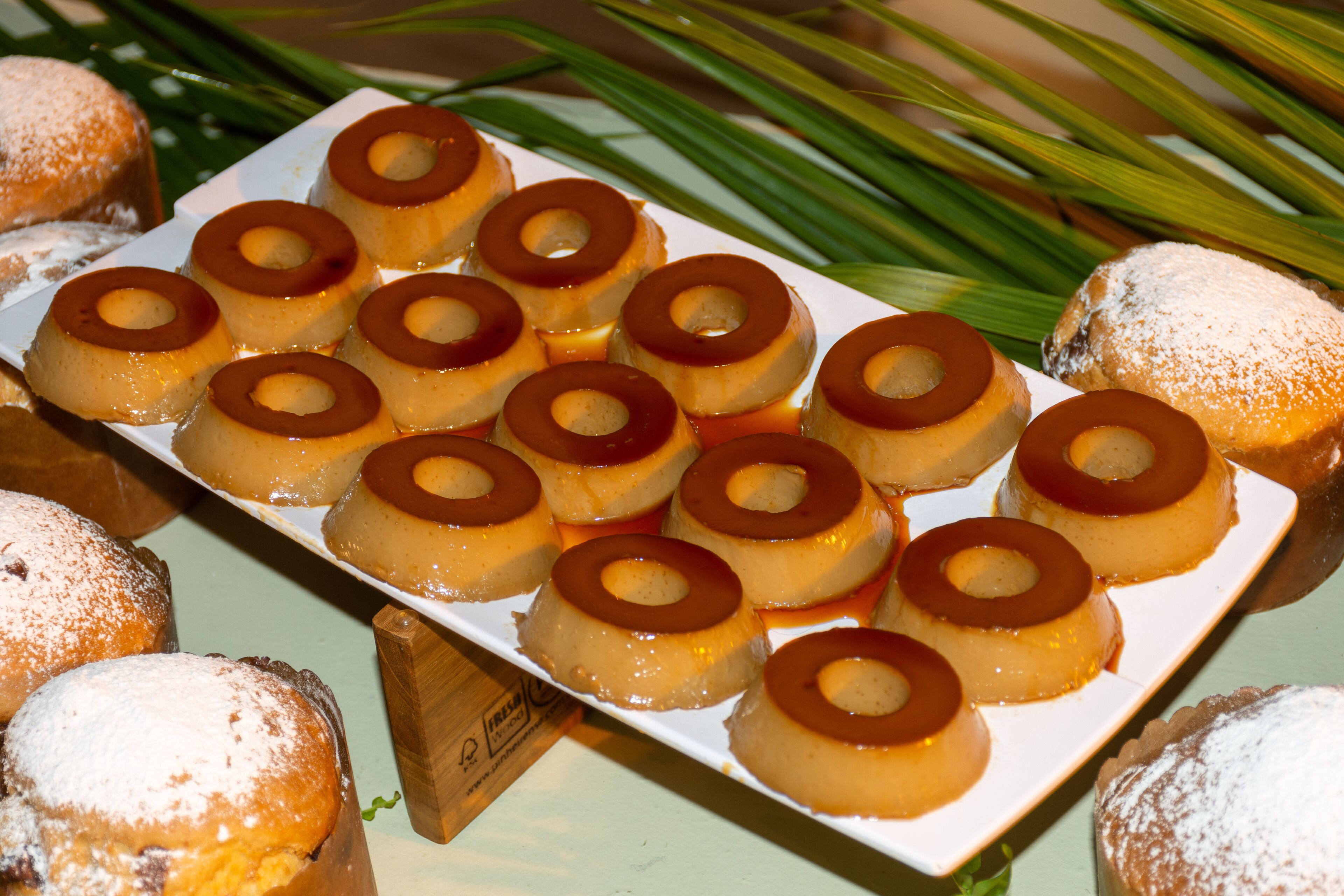 Una fuente de postres de flan con cobertura de caramelo.