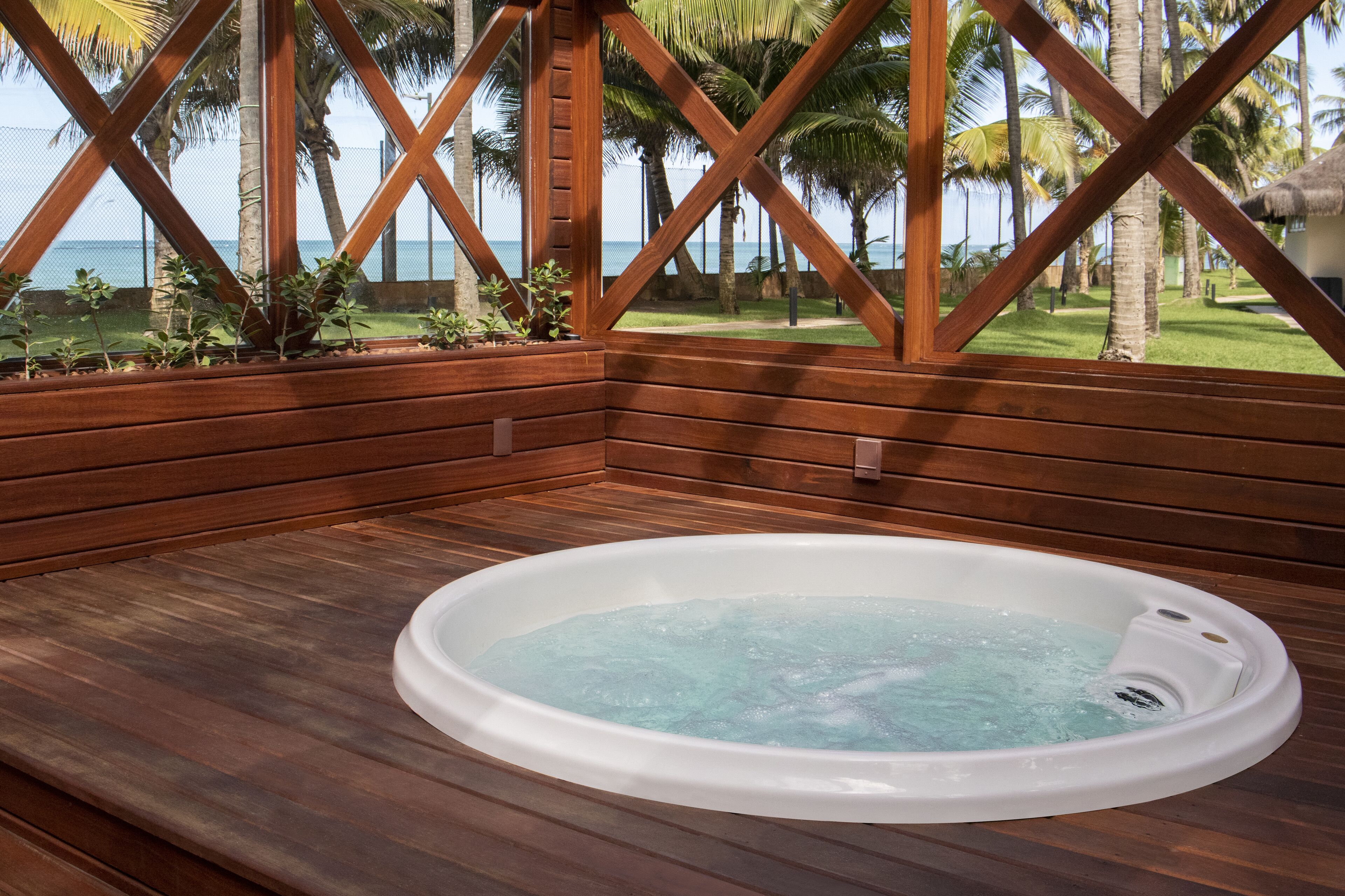 Bañera de hidromasaje al aire libre