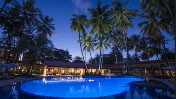 2 piscinas externas, guarda-sóis, espreguiçadeiras