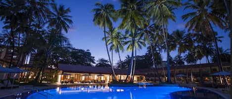 2 piscine all'aperto, ombrelloni da piscina, lettini