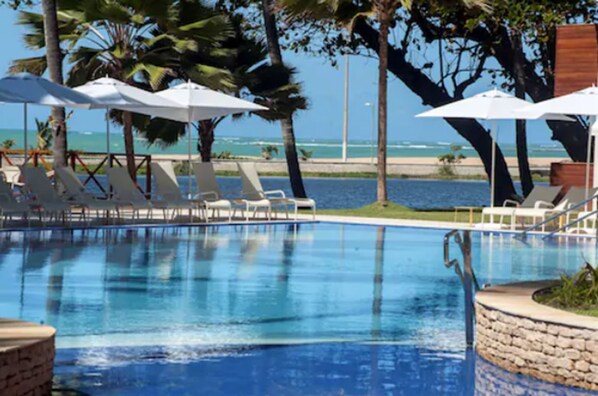 2 piscines extérieures, parasols, chaises longues