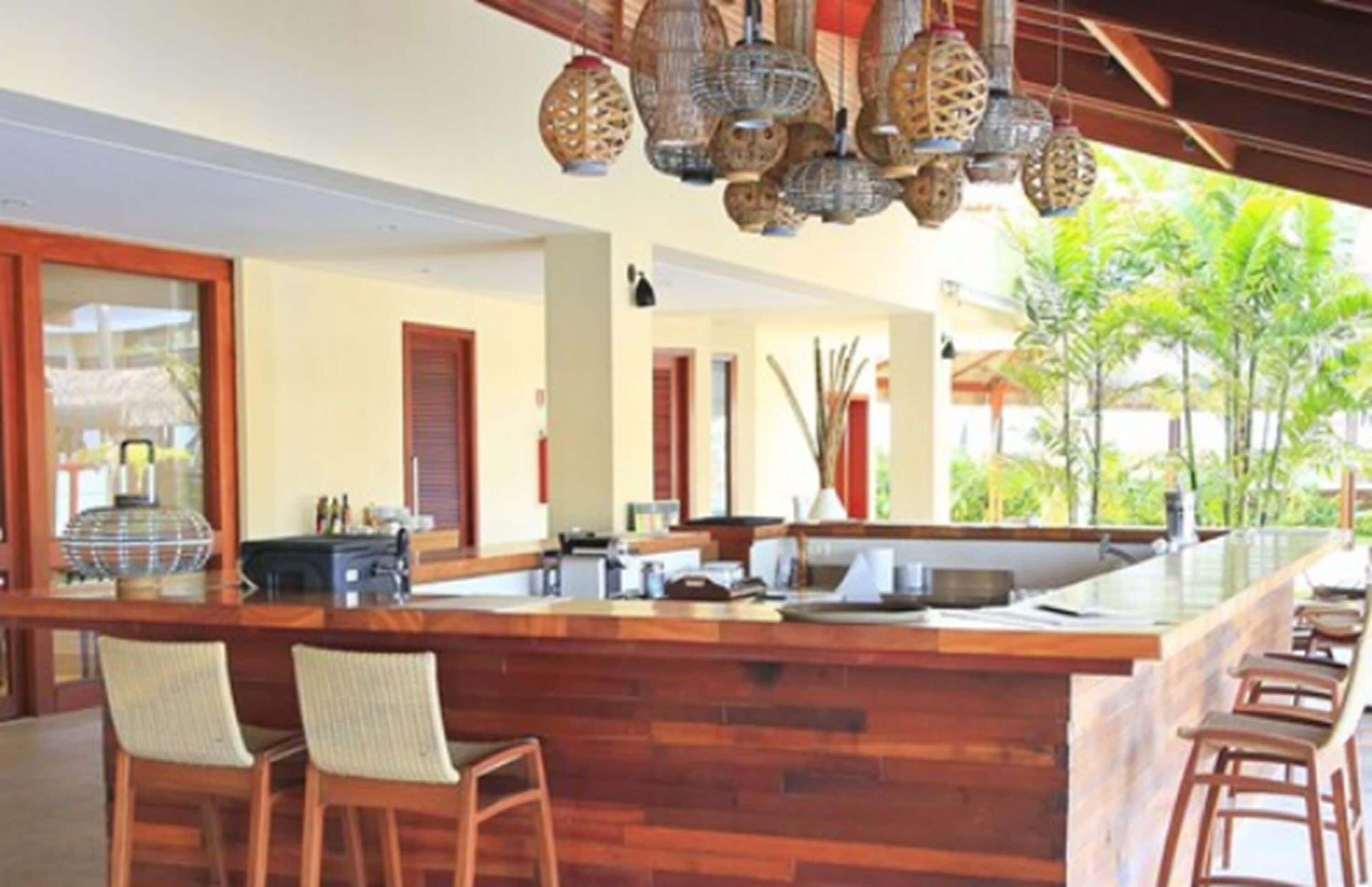 2 bars/lounges, rooftop bar, champagne bar