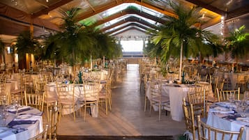 2 restaurants, breakfast, lunch, dinner served; international cuisine