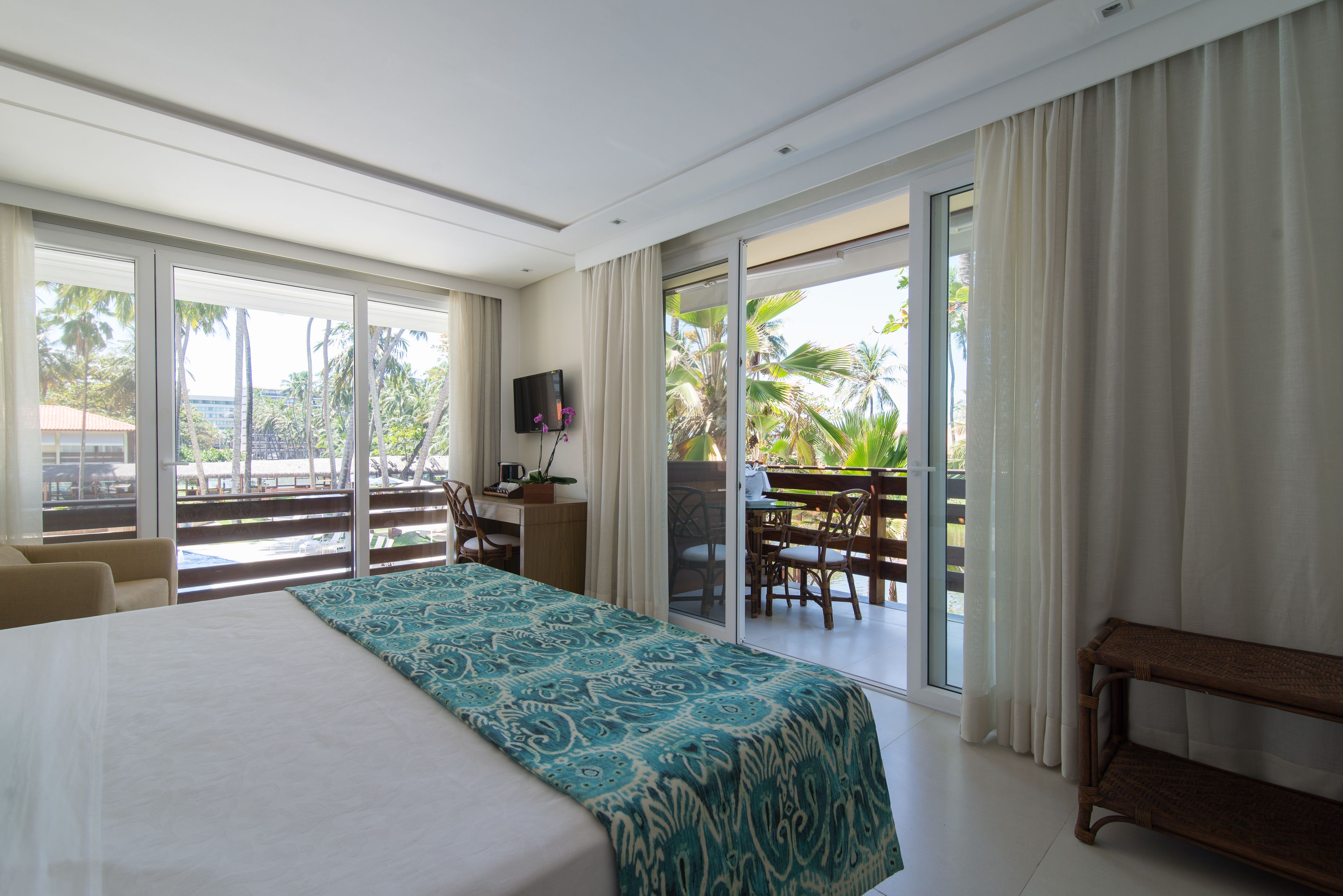 Habitación Deluxe, balcón | Colchones con acolchado adicional, minibar, caja fuerte