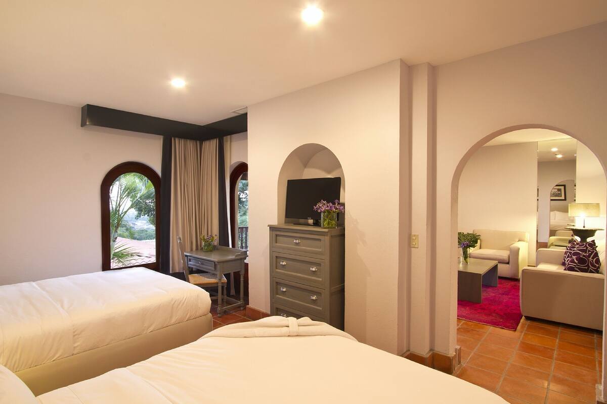 Phòng Suite Grand, nhiều giường, ban công, quang cảnh vườn | Bộ trải giường bằng vải cotton Ai Cập, bộ đồ giường cao cấp 