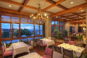 Petit-déjeuner, déjeuner et dîner servis sur place, vue sur la piscine