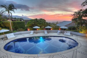 Una piscina al aire libre, camas de piscina gratis, sombrillas
