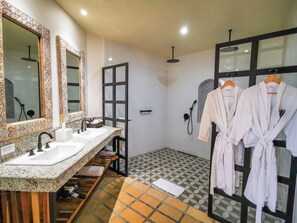 Granada Suite, 1 King Bed, Valley View | Baño | Regadera, regadera tipo lluvia, amenidades de baño de diseñador 