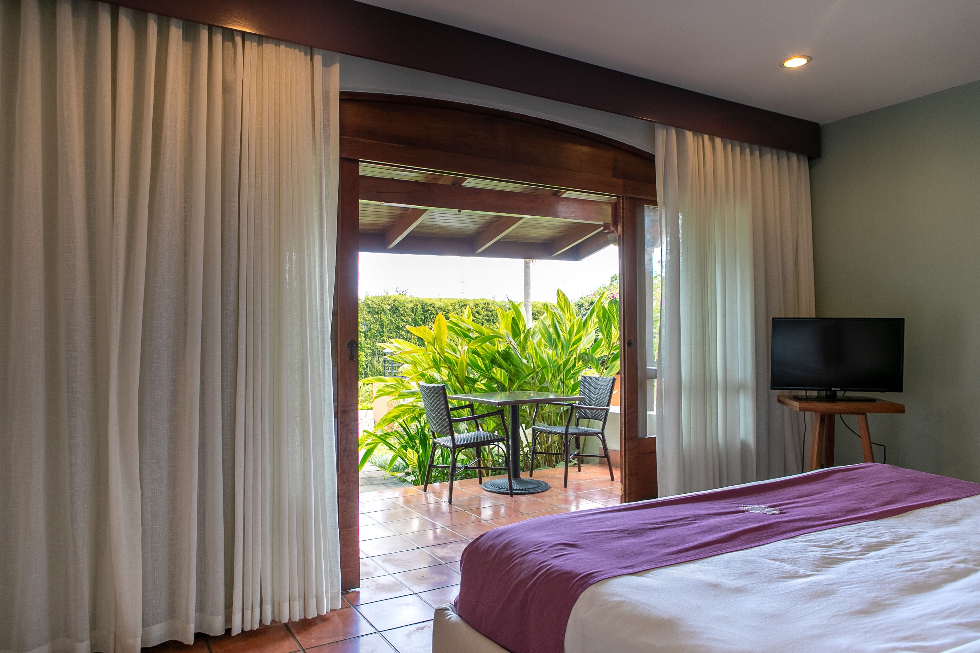 deluxe room, 1 king bed, garden view, ground floor | garden view