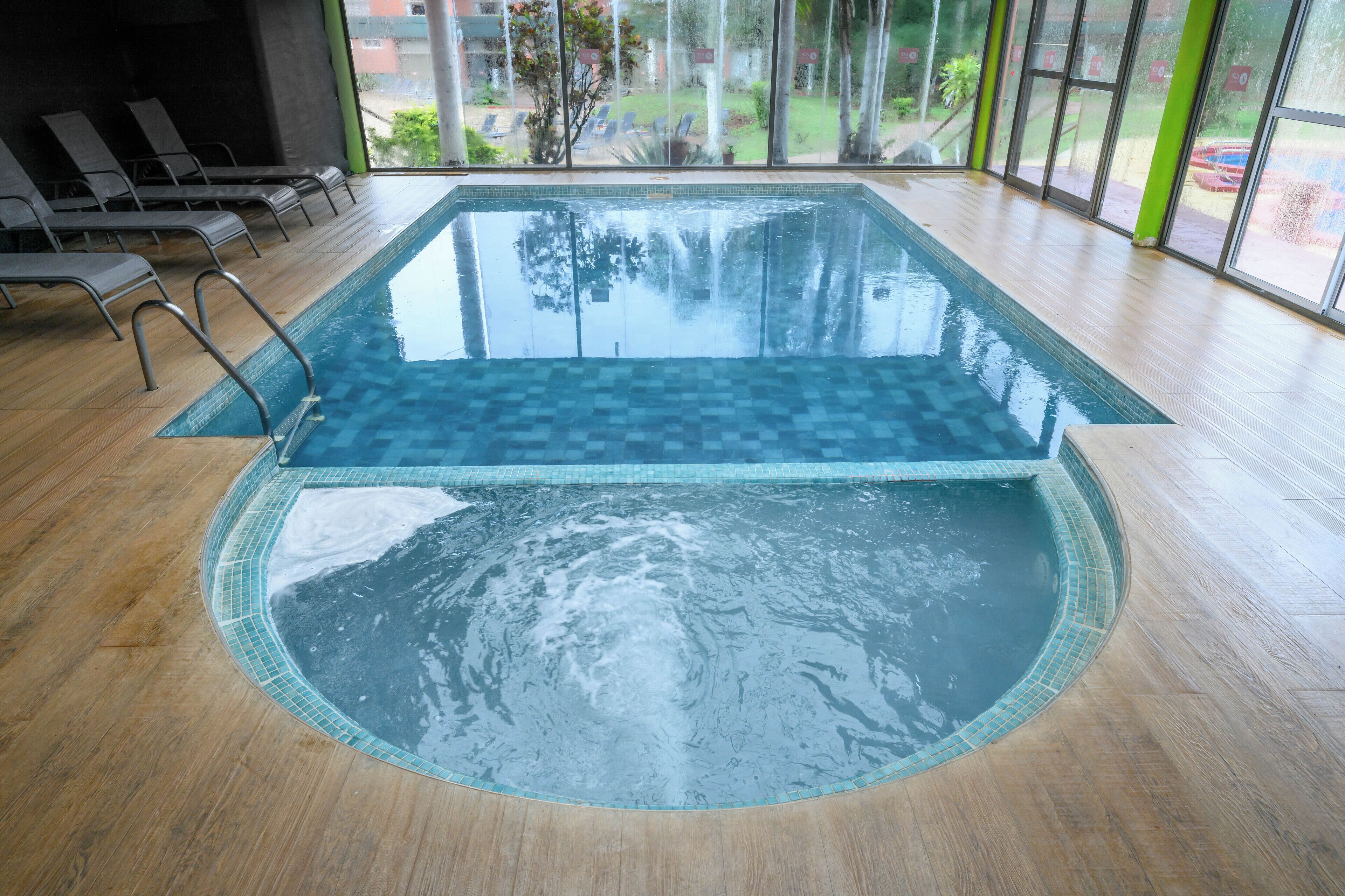 Piscine couverte, piscine extérieure, chaises longues