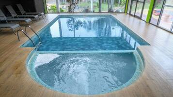 Piscine couverte, piscine extérieure, chaises longues