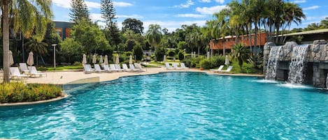 Una piscina techada, una piscina al aire libre