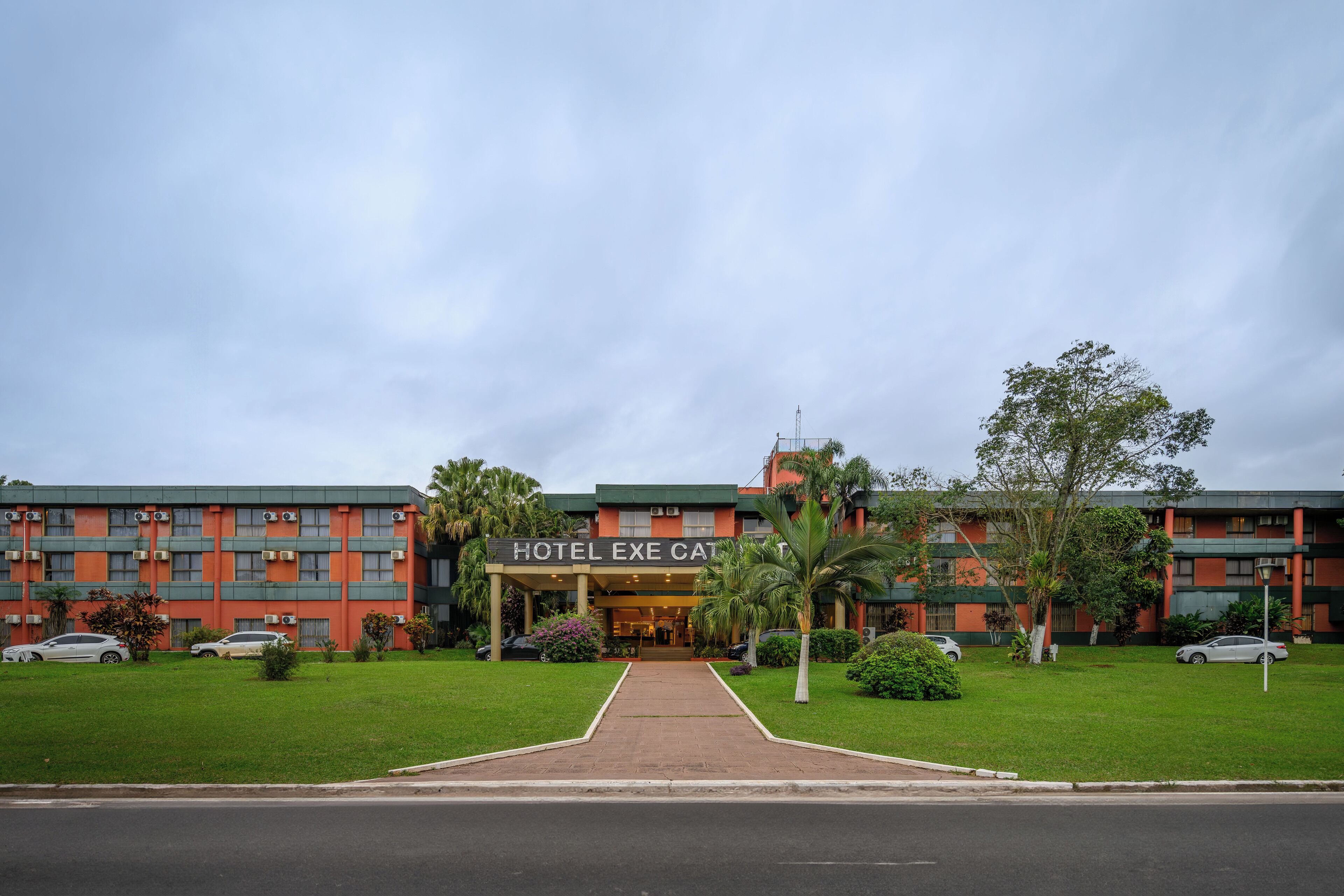 A hotel entrance with a sign reading "HOTEL EXE CAT".