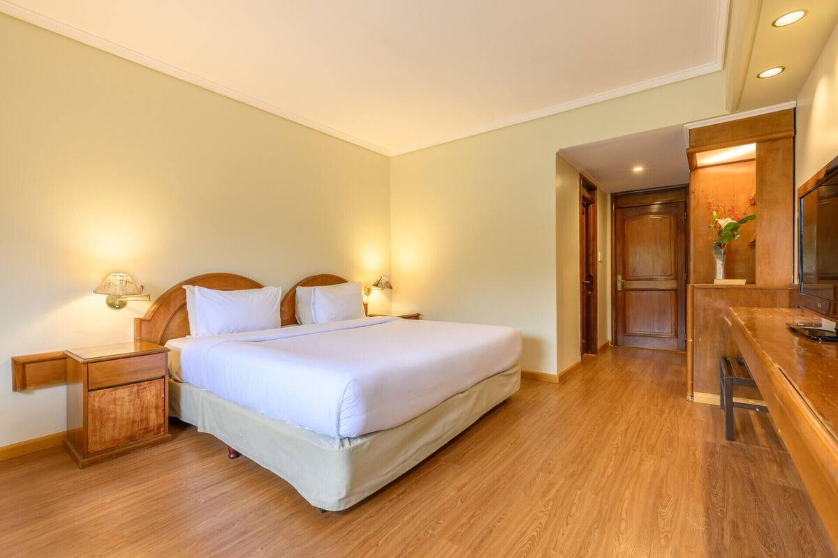 Minibar, in-room safe, soundproofing, cribs (free)