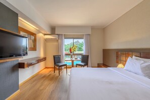 Kahden hengen deluxe-huone, 1 suuri parisänky | Minibaari, tallelokero huoneessa, äänieristys, ilmaiset vauvansängyt