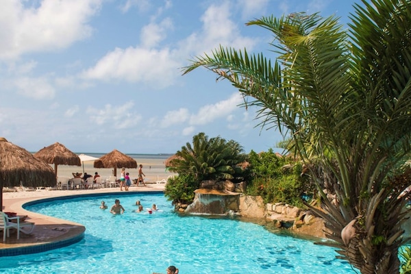 Piscina externa, espreguiçadeiras