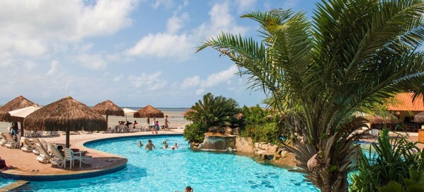 Outdoor pool, sun loungers - Vila Galé Cabo – All Inclusive (Cabo de Santo Agostinho)