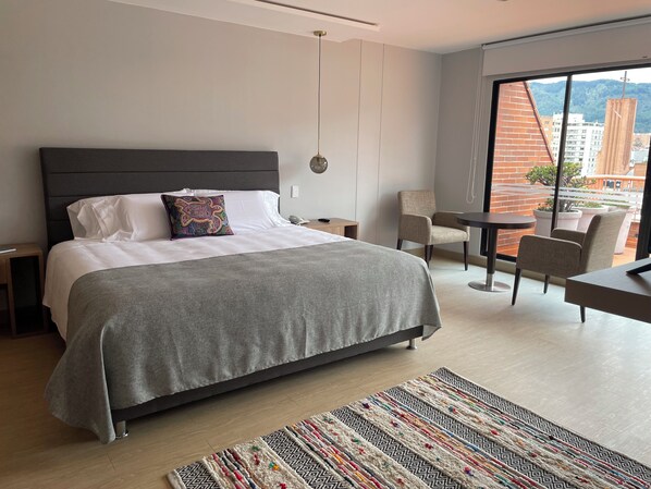 Junior Suite | Premium bedding, down comforters, Select Comfort beds, minibar