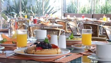 Desayuno buffet (COP 48060 por persona)