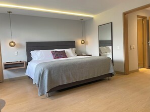 Deluxe Room with king size bed. | 1 間睡房、高級寢具、羽絨被、Select Comfort 床墊