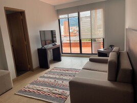 Suite Junior | Area soggiorno | TV LCD 32 pollici con canali via cavo, TV