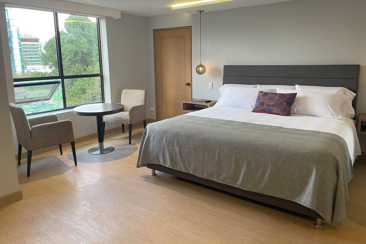 Deluxe Double with Queen bed | 高档床上用品、羽绒被、Select Comfort 床、迷你吧