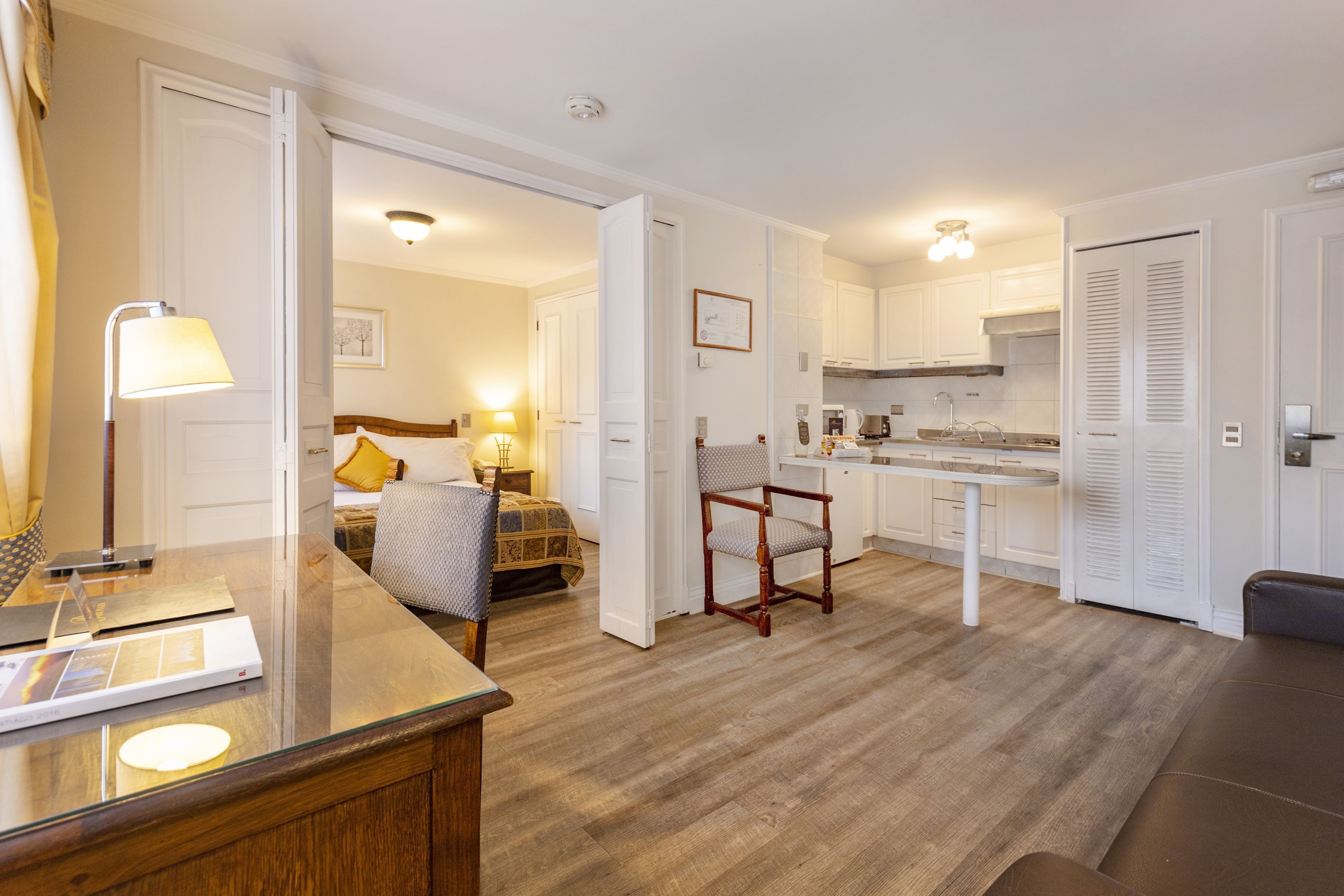 Minibar, värdeförvaringsskåp på rummet, skrivbord och gratis barnsängar