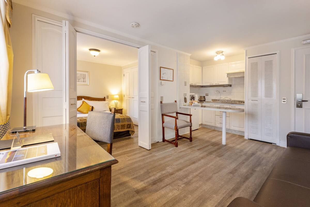 Minibar, värdeförvaringsskåp på rummet, skrivbord och gratis barnsängar
