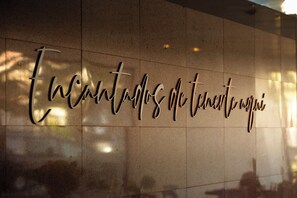 A wall with a sign that reads 'Enchantadores de tenencia.'